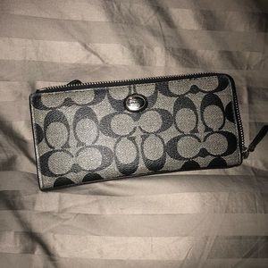 Coach zip wallet❤️